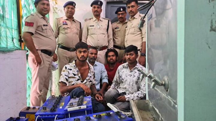 वाहन बैटरी चोरी करने वाले गिरोह पर बिलासपुर पुलिस का प्रहार : ई-रिक्शा के बैट्री व चार्जर चोरी के 5 प्रकरणों में शातिर चोर चढ़े पुलिस के हत्थे, गिरफ्तार कर किया गया न्यायालय में पेश.