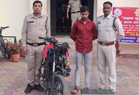 ई-रिक्शा बैटरी चोरी के मामलों में फरार आरोपी गिरफ्तार, पुलिस ने जब्त की मोटरसाइकिल और बैटरी, पूर्व में 2 आरोपी हो चुके हैं गिरफ्तार