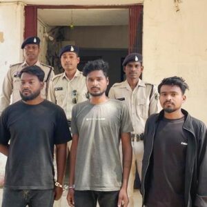 जशपुर पुलिस का बड़ा एक्शन! अपहरणकर्ताओं के चंगुल से युवक को छुड़ाया, लूटी गई बोलेरो बरामद, तीन आरोपी गिरफ्तार
