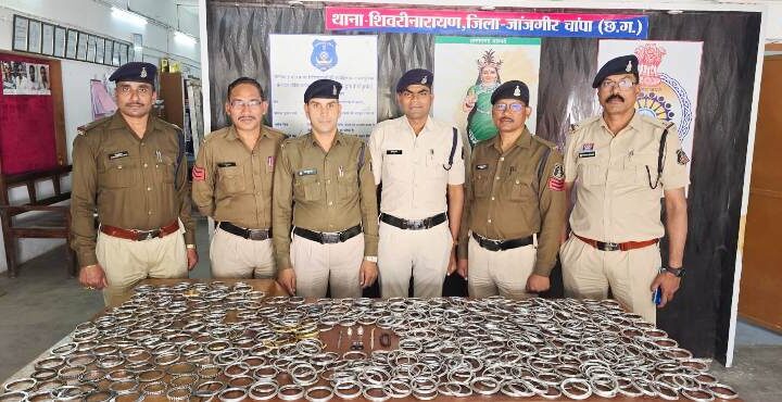 माघी मेले में संदिग्धों पर पुलिस की पैनी नजर, हथियार रूपी स्टील के कड़े और पंच जब्त