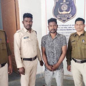 दीवार कूदकर भागने की कोशिश, लेकिन बच न सका! कुनकुरी पुलिस ने तीन चोरी के मामलों में फरार वारंटी को दबोचा, भेजा जेल