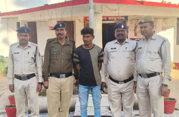 गुंडागर्दी का अंत! जशपुर पुलिस की मुस्तैदी से 22 साल का कुख्यात अपराधी रोशन भारती गिरफ्तार, लूट के पैसों के साथ पुलिस ने दबोचा