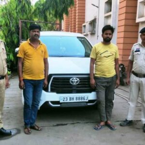 रायपुर अपराध :टाटीबंध चेकिंग पॉइंट पर इनोवा कार से पकड़े गए 1.66 करोड़ रुपये, सीट के नीचे बना था गुप्त लॉकर, दो आरोपी गिरफ्तार !
