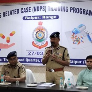 एनडीपीएस एक्ट की धाराएं अब रहेंगी हथियार : पुलिस महानिरीक्षक रायपुर रेंज-रायपुर एवं उप पुलिस महानिरीक्षक/वरिष्ठ पुलिस अधीक्षक-रायपुर की उपस्थिति में रायपुर रेंज में पुलिस अधिकारियों को मिला मादक पदार्थों पर कड़ा प्रहार करने का उच्चस्तरीय प्रशिक्षण.