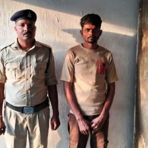आरक्षक के घर से AK-47 चोरी की गुत्थी सुलझी : चोर गिरोह ने की थी सुनियोजित घुसपैठ, फरार आरोपी अंकित गुप्ता गिरफ्तार, सोना, नगदी और हाईटेक सामान बरामद, गिरफ्तार कर भेजा गया न्यायिक अभिरक्षा में.