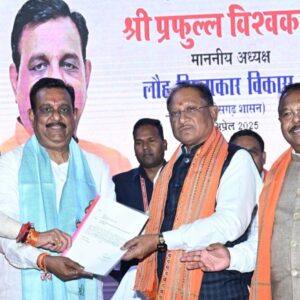 मुख्यमंत्री विष्णु देव साय लौह शिल्पकार विकास बोर्ड के नवनियुक्त अध्यक्ष के पदभार ग्रहण कार्यक्रम में हुए शामिल