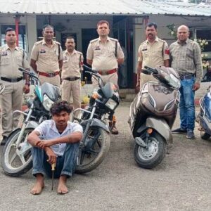 सरगुजा में चोर गिरोह का भंडाफोड़ : नाबालिग गिरोह ने बाइक चोरी से मचाया कहर, नाबालिगों से संचालित बाइक चोरी रैकेट का पर्दाफाश, छः लाख का माल बरामद 12 बाइक चोरी का कबूलनामा, 7 दोपहिया वाहन बरामद, न्यायालय के समक्ष किया गया प्रस्तुत.