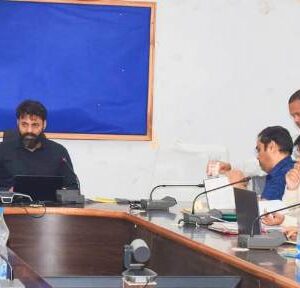 जशपुर कलेक्टर ने ली राजस्व अधिकारियों की समीक्षा बैठक : कहा- सभी एसडीएम करें अधीनस्थ न्यायालयों का नियमित निरीक्षण