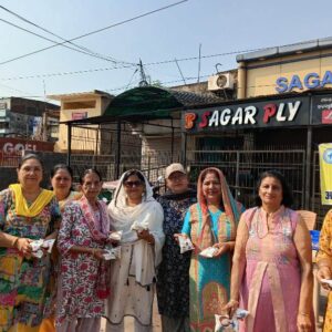 छत्तीसगढ़ पंजाबी सनातन महिला मंडल का पुण्य कार्य: मजदूर दिवस पर बांटी छाछ, गर्मी में पक्षियों के लिए दाना और सकोरा वितरित