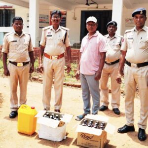 किराने की दुकान नहीं, था शराब का अड्डा! ऑपरेशन आघात के अंतर्गत जशपुर पुलिस ने पकड़ा 24 लीटर से ज्यादा महुआ और व्हिस्की के साथ आरोपी पंकज, 9600 रुपये की अवैध शराब जब्त कर भेजा जेल