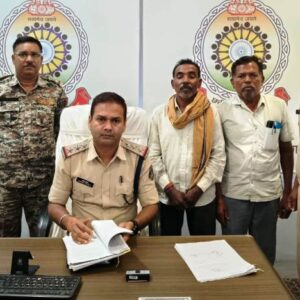 बेटा बना जालसाज, माँ की उम्र घटाई, आधार कार्ड में डिजिटल छेड़छाड़ कर ₹2 लाख की बीमा राशि हड़पी, खरसिया पुलिस ने दो को दबोचा, बीमा फर्जीवाड़े में वनोपज समिति प्रबंधक भी गिरफ्तार.