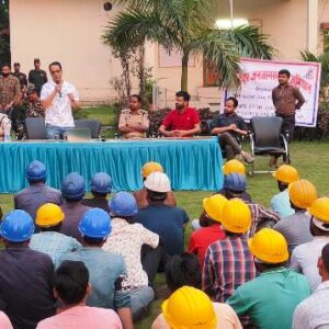 ऑनलाइन धोखाधड़ी से रहें सावधान : 100 कर्मचारियों को दी गई डिजिटल सुरक्षा की ढाल, पुलिस ने बताया कैसे बनते हैं आम लोग साइबर शिकार, DSP अनिल विश्वकर्मा ने कर्मचारियों को सिखाए साइबर बचाव के तरीके.