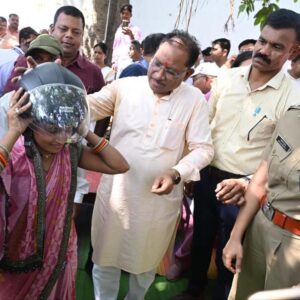 मुख्यमंत्री विष्णु देव साय ने चौपाल में अपने हाथों से दो युवाओं को पहनाया हेलमेट : कहा – ‘जान है कीमती, हेलमेट जरूर लगाएं’
