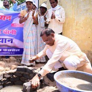 मुख्यमंत्री श्री साय ने राजमिस्त्री बनकर सोखता गड्ढे के लिए की ईंट जोड़ाई:पानी बचाने के लिए जल संचयन वाहिनी के कार्यों की सराहना