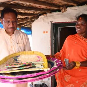 मुख्यमंत्री विष्णु देव साय ने कमार बस्ती में बांस शिल्प को सराहा: परिवार में शादी के लिए स्वयं खरीदे पर्रा, धुकना और सुपा