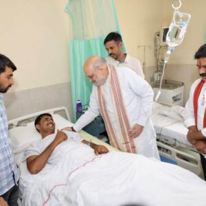 केंद्रीय गृहमंत्री अमित शाह ने एम्स में घायल जवानों से की मुलाकात : कहा – देश को अपने वीर जवानों पर भरोसा है और उन पर गर्व भी