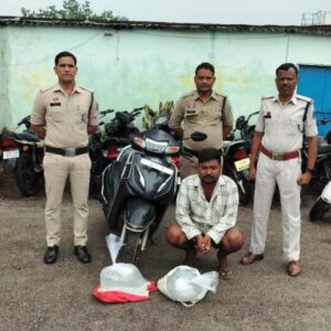 बिना नंबर स्कूटी से हो रही थी शराब की तस्करी : कोतरारोड़ पुलिस ने 20 लीटर महुआ शराब व स्कूटी की जब्ती के साथ आरोपी को किया गिरफ्तार, आबकारी अधिनियम के अंतर्गत की गई कार्यवाही.