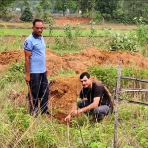 रायगढ़ पुलिस का अनूठा वृक्षारोपण अभियान : पुलिस के हाथों सिर्फ हथियार नहीं, अब हरियाली भी, जवानों ने थामा फावड़ा, लगाया पौधा, रायगढ़ फायरिंग रेंज में 500 पौधे लगाए गए.