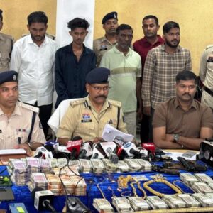 रौनक ज्वेलर्स लूटकांड : एक्टिवा चोरी कर सोना लूटने वाले हाई-टेक गिरोह की खुली पोल, रायपुर से गोंदिया तक चला पुलिस का ऑपरेशन, 70 किमी तक सीसीटीवी फुटेज खंगालकर रायपुर पुलिस ने किया कारनामा, महाराष्ट्र से धर दबोचे लुटेरे….पढ़ें पूरी ख़बर.