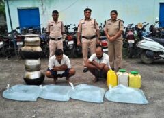 पुलिस की छापेमारी में बड़ा खुलासा : “घर की बाड़ी बना रखी थी शराब फैक्ट्री”, कोतरारोड़ में शराब माफिया पर पुलिस की बड़ी चोट, जलती भट्ठी और 250 लीटर महुआ शराब के साथ दो आरोपी गिरफ्तार कर भेजे गए न्यायिक अभिरक्षा में.