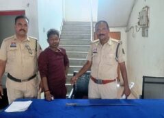तलवारबाज की खुलेआम गुंडागर्दी पर पुलिस की सख्ती : नयापारा चौक पर खुलेआम तलवार लहराकर मचाई दहशत, आरोपी अनिल नायक गिरफ्तार, आर्म्स एक्ट में कार्यवाही कर जेएमएफसी कोर्ट में किया गया पेश.