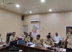 ‘सुरक्षित सुबह’ से लेकर नशे के खिलाफ युद्ध तक – रायगढ़ एसपी की बैठक में त्वरित निर्णय, 3 घंटे में हत्या के आरोपी की गिरफ्तारी से लेकर झारखंड से बालिका की बरामदगी तक, रायगढ़ पुलिस का दमदार प्रदर्शन, एसपी ने बढ़ाया हौंसला, कई आरक्षकों को मिला सम्मान.