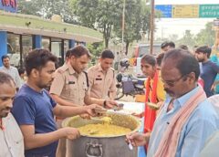 सावन के अंतिम सोमवार पर कोतरारोड़ पुलिस बनी श्रद्धालुओं की सेवा का प्रतीक : पुलिसकर्मियों ने थाना परिसर में शिवभक्तों में किया प्रसाद वितरण, पुलिस की छवि को संवेदना से जोड़ा कोतरारोड़ थाने ने, पाई जनता की सराहना.