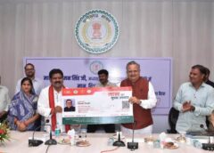 वरिष्ठ नागरिकों को मिला ‘स्वास्थ्य का वरदान’ : आयुष्मान वय वंदना कार्ड से 70+ उम्र के नागरिकों को अब हर साल 5 लाख तक इलाज मुफ्त, विधानसभा अध्यक्ष को प्रदान किया गया पहला कार्ड.