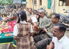 अबूझमाड़ की बेटियों का अनोखा सलाम : नक्सल क्षेत्र में सुरक्षा बलों संग बहनों ने मनाया रक्षाबंधन, देश के रक्षकों को बांधी राखी, दी लंबी उम्र की दुआ, राखी और मिठाई से जताया सम्मान.