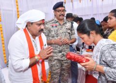 सुकमा में गूँजा शांति और विश्वास का संदेश : रक्षाबंधन पर सुकमा में हुआ ऐतिहासिक पल, जब माओवादी बहनों ने उपमुख्यमंत्री को बनाया भाई, नक्सली बहनों ने बांधी उपमुख्यमंत्री को राखी.