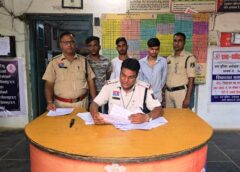 नागोराव स्कूल तिराहा विवाद में चाकू से हमला : सड़क पर मामूली विवाद ने ली हिंसक शक्ल, बिलासपुर पुलिस ने मोटरसाइकिल और हथियार किया जब्त, धारदार हथियार से हमला करने वाले तीन आरोपी गिरफ्तार, भेजा गया न्यायिक रिमाण्ड पर जेल.