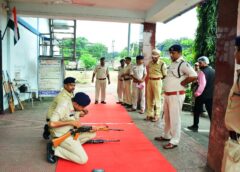 पूंजीपथरा थाने में पुलिस अधीक्षक का वार्षिक निरीक्षण : उत्कृष्ट जवानों को ईनाम और नवाचार की सराहना, रायगढ़ पुलिस अधीक्षक दिव्यांग पटेल का बड़ा संदेश -“थाना आने वाले पीड़ित से सकारात्मक व्यवहार करें”.