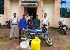 आटा चक्की, दुकान और बाइक चोरी का खुलासा : ओड़गी पुलिस ने 48 घंटे में किया कमाल, पकड़ा 1 नाबालिग सहित चार चोर को, 80 किलो चावल, 35 हजार नगदी और बाइक जब्त, न्यायालय एवं किशोर न्याय बोर्ड के समक्ष किया गया प्रस्तुत.