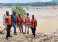 नदी और जंगल पार कर स्वास्थ्य कर्मियों ने पहुँचाई सेवाएँ: बस्तर के दुर्गम गाँवों में 132 मरीजों का सफल इलाज