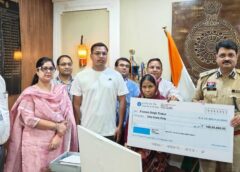 फर्ज पर शहीद हुए आरक्षक रामनारायण सिंह के परिवार को मिली आर्थिक संबल — पुलिस सैलेरी पैकेज (PSP) के तहत नॉमिनी को मिला ₹1 करोड़ का चेक