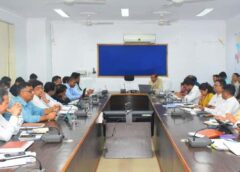 जशपुर कलेक्टोरेट में साप्ताहिक समय सीमा की बैठक: अपर कलेक्टर ने पीएम सूर्य घर योजना और मुख्यमंत्री घोषणाओं की समीक्षा की