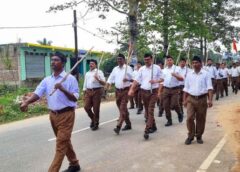 देशभक्ति की गूंज से गूंजा दोकड़ा : राष्ट्रीय स्वयंसेवक संघ के पथ संचलन पर नगरवासियों ने बरसाए फूल, संघ के स्वयंसेवकों का अनुशासन देख भावुक हुए नगरवासी, पूर्व सैनिक ने कहा – राष्ट्रसेवा ही सर्वोच्च साधना.