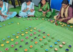 स्वसहायता समूह की महिलाओं ने मिट्टी के दीयों से रची सफलता की कहानी, 1.11 लाख की बिक्री से बनी आत्मनिर्भर!