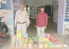 दीपावली से पहले बड़ी कार्रवाई: ग्राम रामपुर में बिना लाइसेंस पटाखा बेचने वाला युवक गिरफ्तार, ₹37,560 के फटाके जब्त