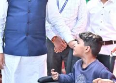 संघर्ष से मुस्कान तक की कहानी! पैरों से पेंटिंग करने वाली पूनम को मिला मुख्यमंत्री साय का सहारा — अब पढ़ाई और छात्रवृत्ति दोनों