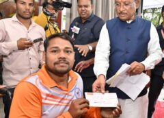 व्हीलचेयर रग्बी खिलाड़ी पिंटू की ज़िंदगी में उम्मीद की नई उड़ान — मुख्यमंत्री विष्णु देव साय ने जनदर्शन में दी 90 हजार की मदद