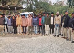 लाठी-डंडों की दहशत फैलाने वाली गैंग पर पुलिस का बड़ा एक्शन, 13 आरोपी घेराबंदी में गिरफ्तार—हथियार और वाहन बरामद