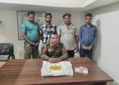 अचानक छापेमारी, जुआ खेलते 4 जुआरी रंगे हाथों गिरफ्तार — 7500 रुपये नगद और 52 ताश पत्ती जब्त