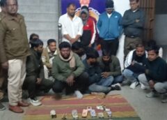 जुआ पर बड़ी कार्रवाई: उदयपुर थाना व साइबर सेल की संयुक्त रेड में 17 जुआरी गिरफ्तार, ₹1.40 लाख नकद व 52 पत्ती ताश जप्त