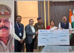 कर्तव्यनिष्ठ निरीक्षक स्व. रामसाय पैकरा की असामयिक मृत्यु के बाद परिवार को मिला संबल: निःशुल्क पुलिस सैलरी पैकेज के तहत पत्नी को प्रदान किया गया 1 करोड़ रुपये का जीवन बीमा लाभ, छत्तीसगढ़ शासन की संवेदनशील पहल