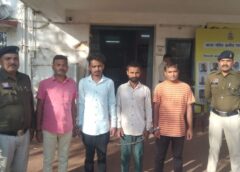 एण्टी क्राइम व साइबर यूनिट की संयुक्त रेड : क्रेटा कार और चार बाइक के साथ जुआ खेलते पकड़े गए युवक, मंदिर हसौद में मचा हड़कंप, जुए के अड्डे से कार-बाइक और नकदी जब्त, चार जुआरी गिरफ्तार.