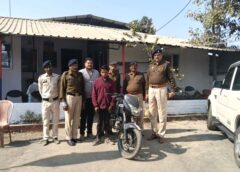 जीवन ज्योति हॉस्पिटल की पार्किंग से चोरी बाइक का खुलासा : शातिर वाहन चोर पुलिस के शिकंजे में, चोरी की पल्सर मोटरसायकल के साथ धराया, दोपहिया वाहन चोरी का आरोपी गिरफ्तार कर न्यायालय के समक्ष पेश किया गया.