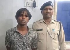 ₹50 हजार के विवाद में खून से सनी साजिश! दिनदहाड़े घर के बाहर घात लगाकर युवक के पेट में घोंपा चाकू, तड़प-तड़प कर हुई मौत—पुलिस ने महज 2 घंटे में कातिल को दबोचकर किया चौंकाने वाला खुलासा