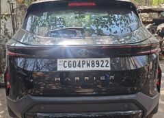 वायरल वीडियो पर पुलिस का बड़ा एक्शन: सनरूफ से निकल राहगीरों पर गुब्बारे फेंक रहे युवकों की कार जब्त, गुढ़ियारी थाने में मामला दर्ज — रायपुर में लापरवाही पर सख्त कार्रवाई