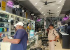 रातों-रात साफ हुई मोबाइल शॉप : 16 आईफोन और हजारों की नकदी लेकर चोर फरार, सीसीटीवी में कैद मोबाइल चोर ! रायगढ़ पुलिस ने शुरू की संदिग्ध की तलाश.